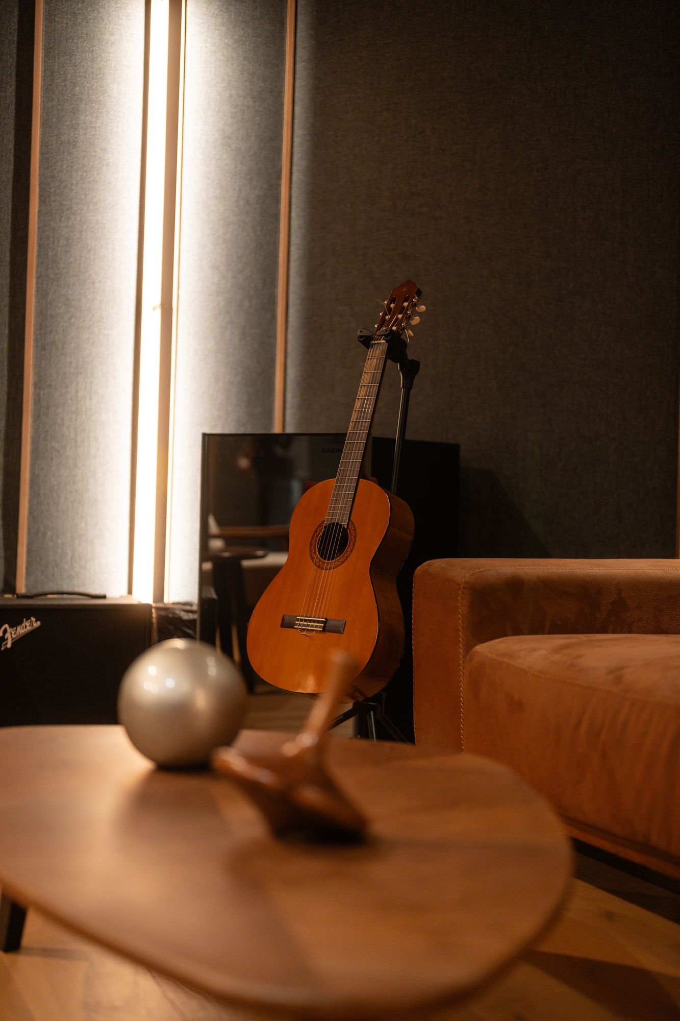 Lounge del Estudio B con guitarra clásica